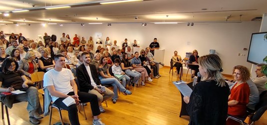 Odličan odaziv publike na predstavljanju knjige Marina Mihanovića „Šta će selo reć“ u Sveučilišnoj galeriji